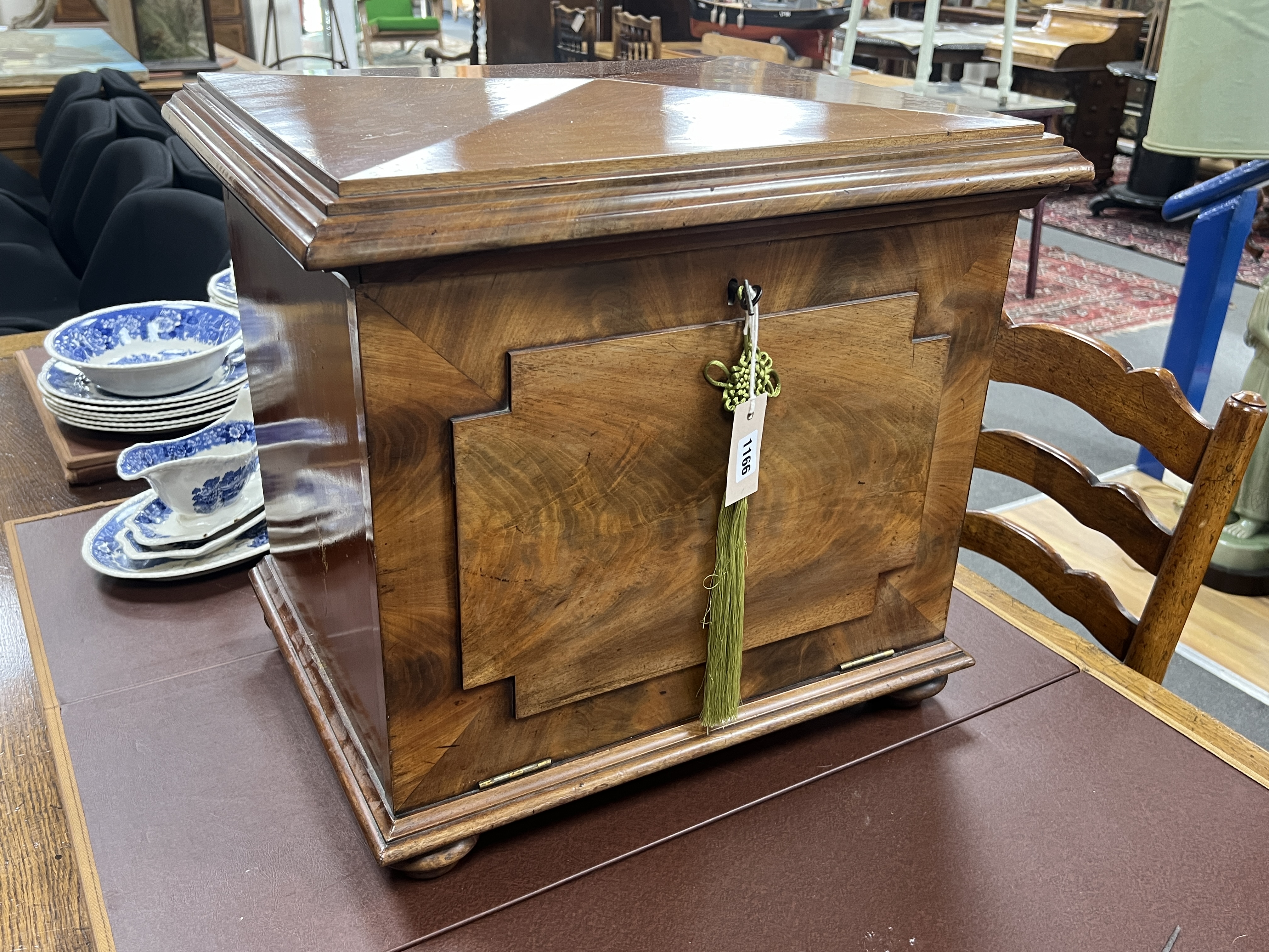 A Victorian mahogany cellarette, width 52cm, depth 41cm, height 48cm